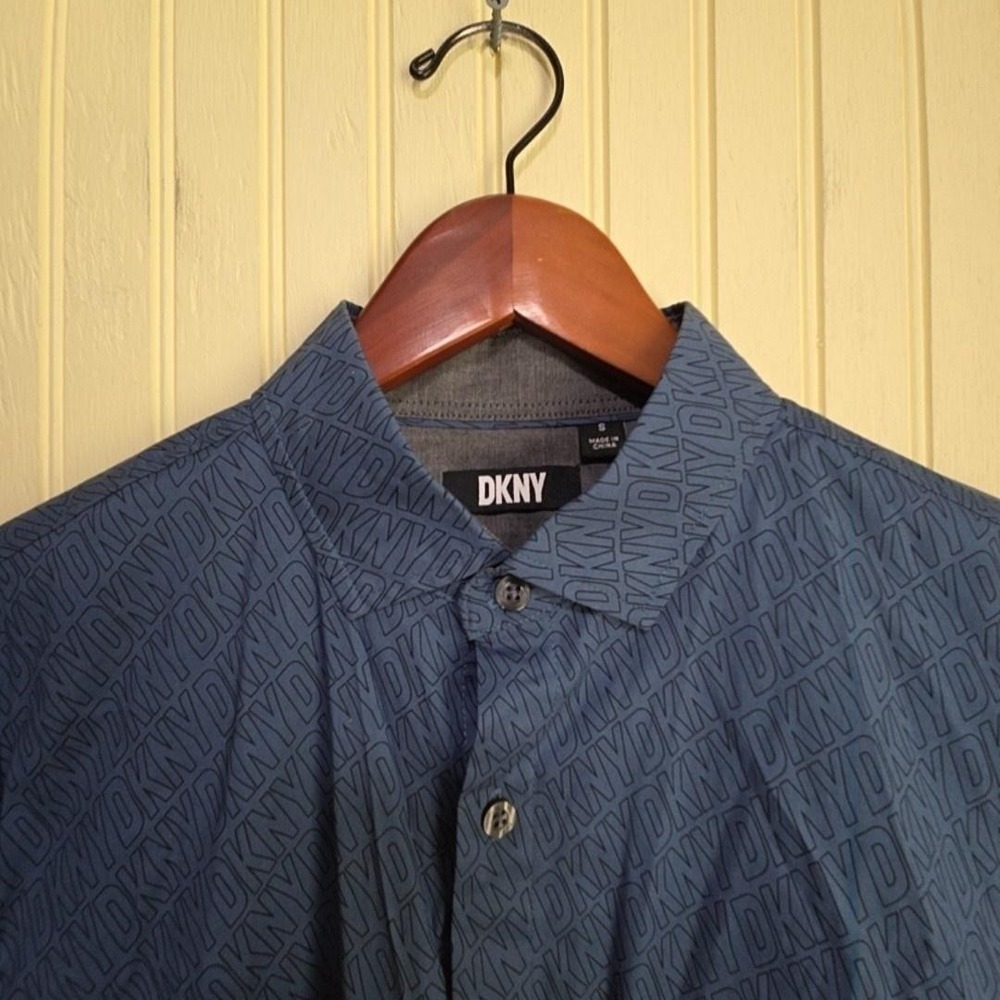 DKNY Shirt Mens Small Blue Logo Print Long Sleeve Button Up Allover‎ Casual
